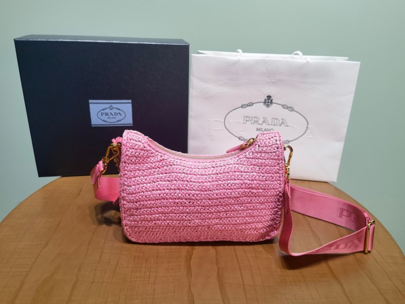 Розовая плетёная сумка Prada с лямкой