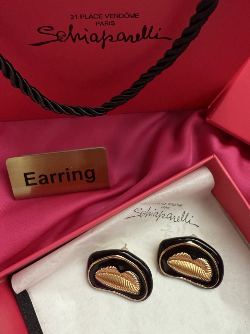 Серьги в виде губ Schiaparelli