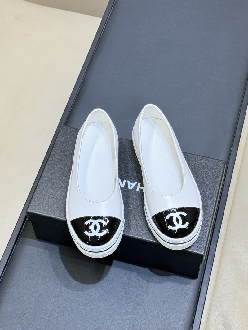 Женские слипоны на толстой подошве с контрастным носком Chanel