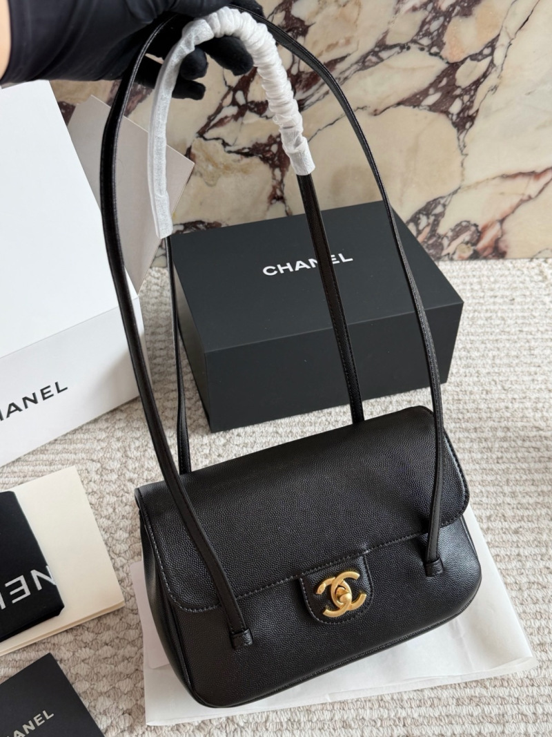 Черная сумка Chanel с золотой фурнитурой
