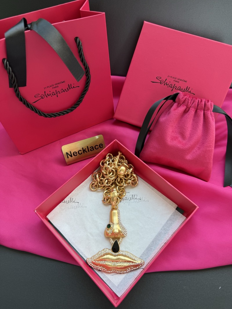 Золотистое колье с подвеской в виде губ Schiaparelli