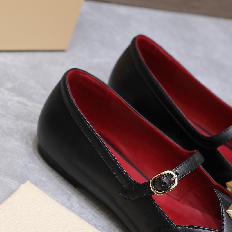 Женские черные туфли на плоской подошве с металлическими заклепками Valentino Garavani