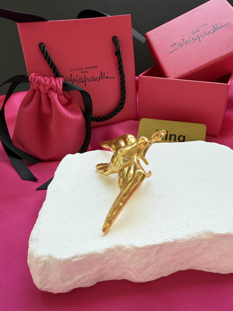 Золотистое кольцо в виде птицы Schiaparelli