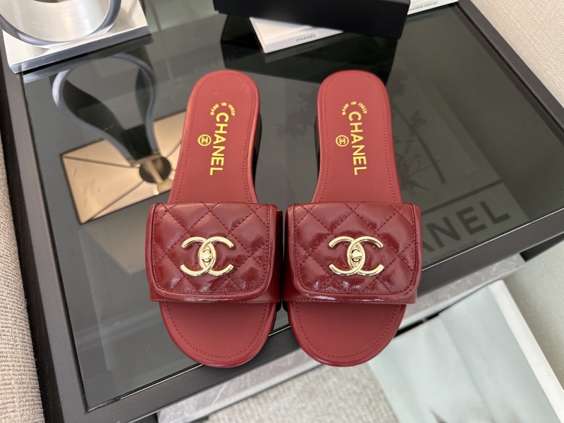 Женские красные босоножки Chanel с логотипом