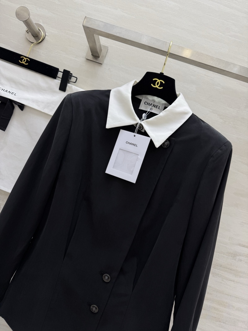 Женская рубашка с контрастным воротником и металлическими пуговицами Chanel