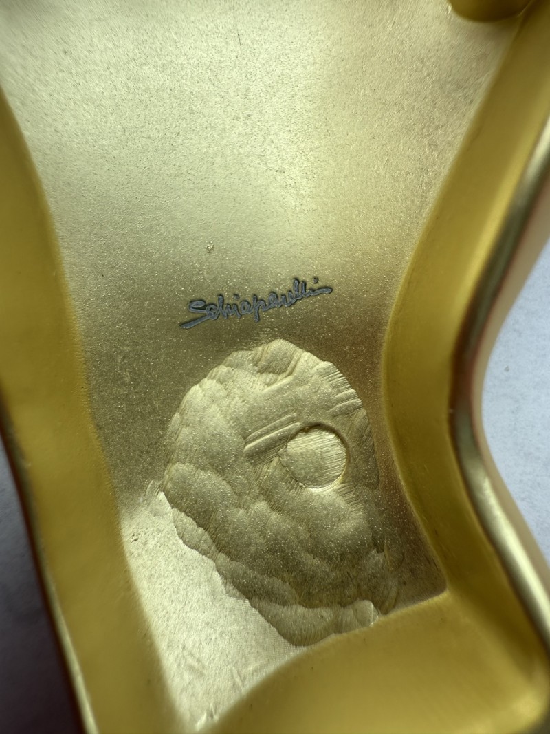 Брошь в виде руки Schiaparelli