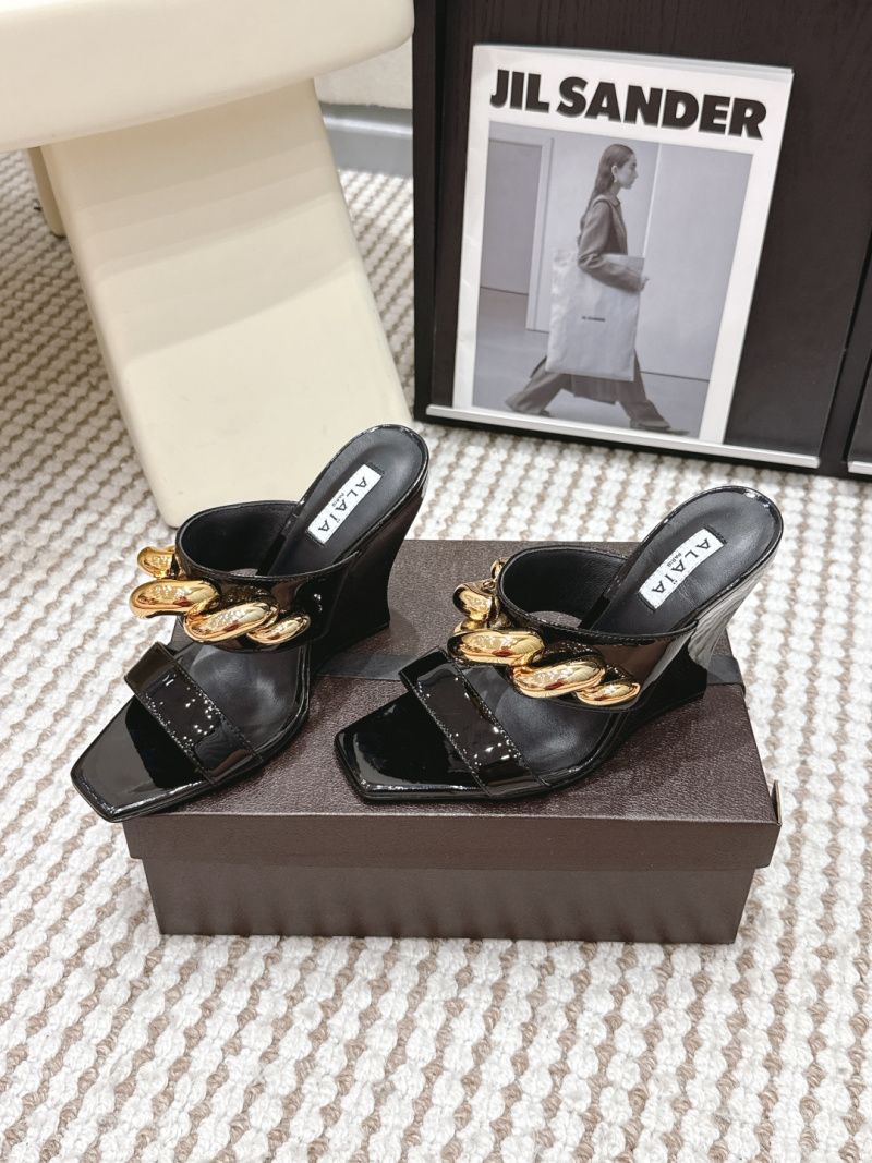 Женские мюли Alaia с золотым декором Alaïa