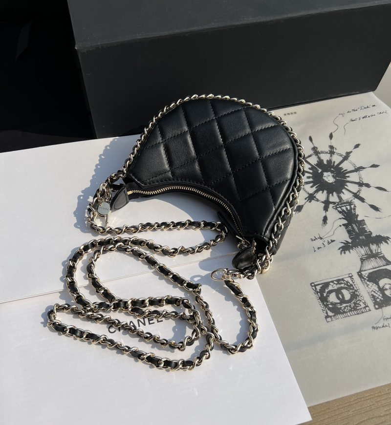 Черная сумка-полумесяц с золотой фурнитурой Chanel