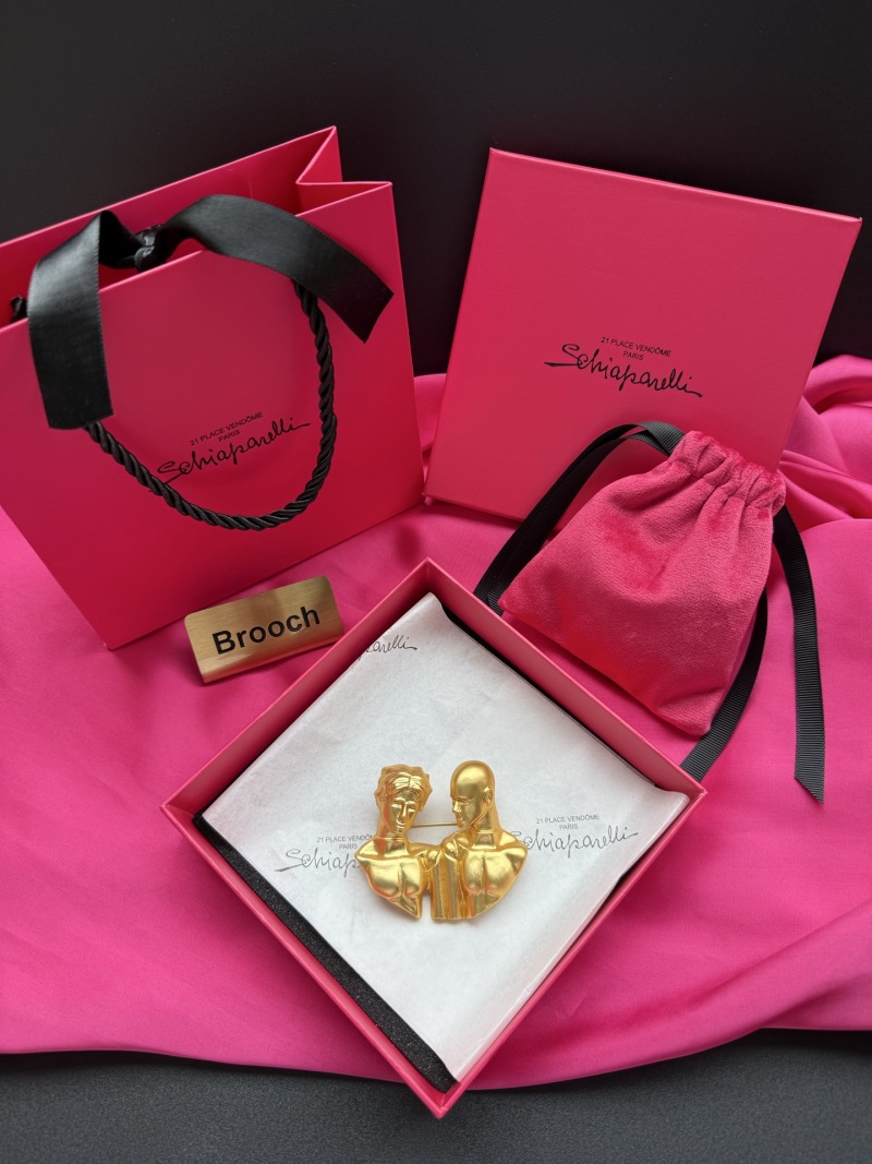 Брошь Schiaparelli в виде фигурки