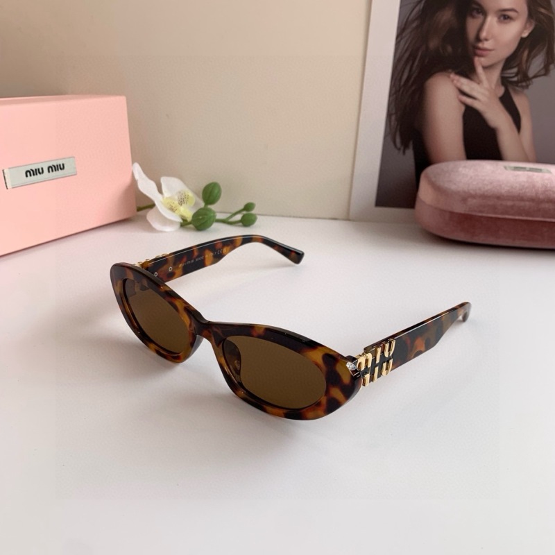 Солнцезащитные очки Miu Miu