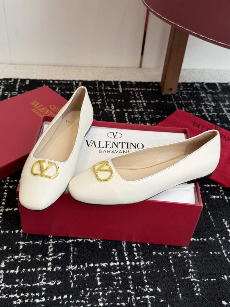 Балетки Valentino со светлым декором в виде буквы V Valentino Garavani