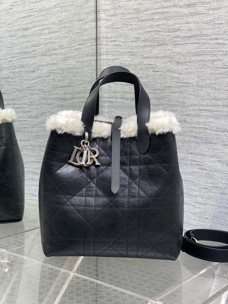 Черная сумка Dior с меховой отделкой