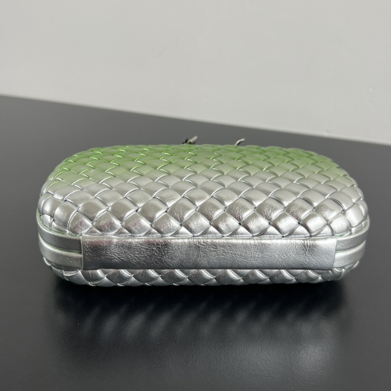 Клатч Bottega Veneta с цветочным декором