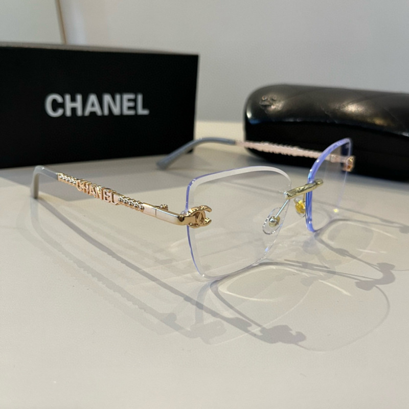 Солнцезащитные очки Chanel с прозрачной оправой