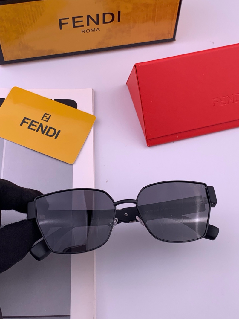 Женские солнцезащитные очки с золотой оправой, модель FD6370 Fendi
