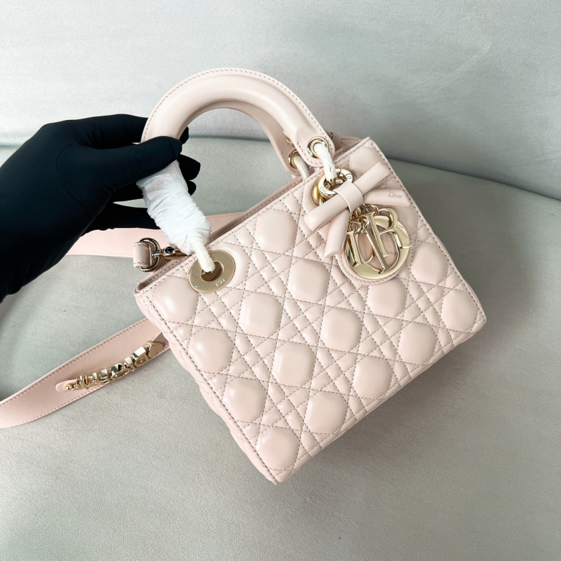 Сумка Lady Dior из кожи с золотистой фурнитурой