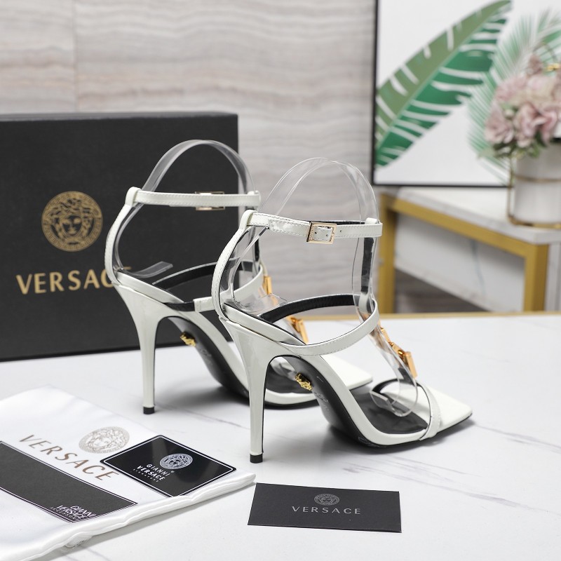 Женские туфли-сандалии Versace с V-образной пряжкой на высоком каблуке