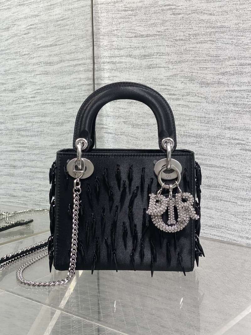 Черная сумка Lady Dior с декором