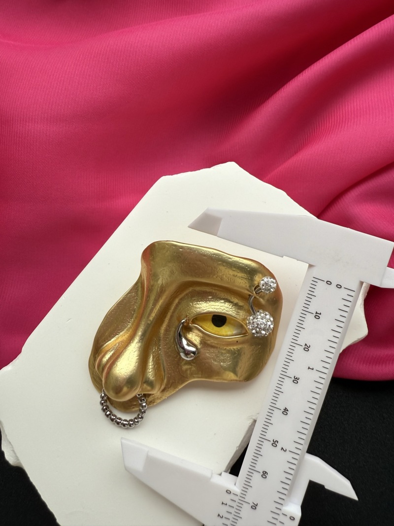 Брошь Schiaparelli
