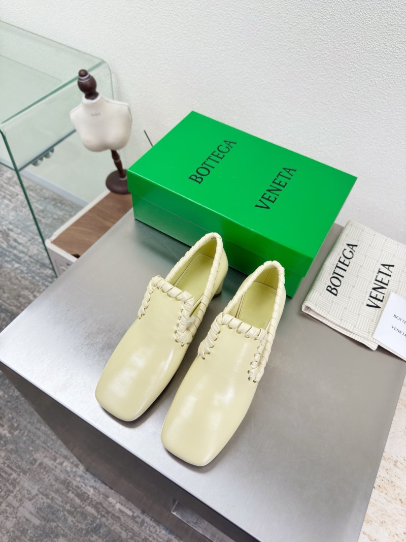 Женские кожаные лоферы на каблуке с плетеным декором Bottega Veneta