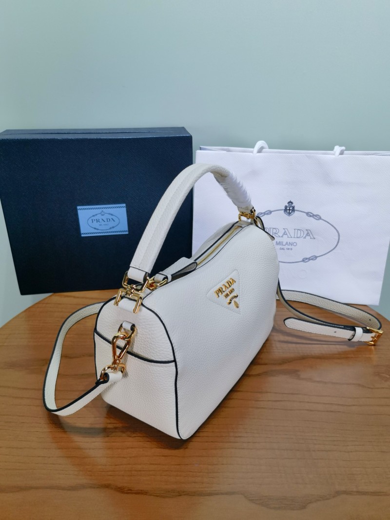 Сумка Prada белая с ручками