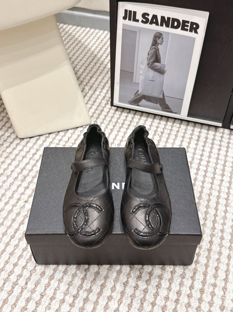 Балетки черные с логотипом на носке Chanel