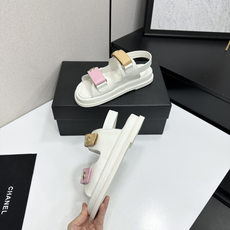Женские белые сандалии на плоской подошве с декоративными пряжками Chanel