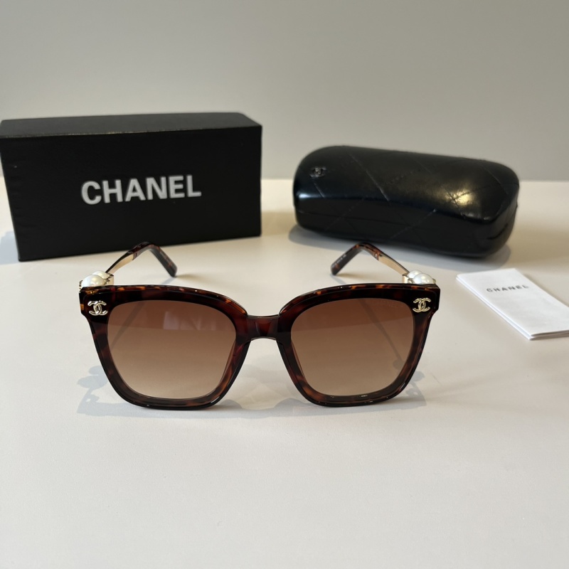 Солнцезащитные очки Chanel с декором в виде жемчуга