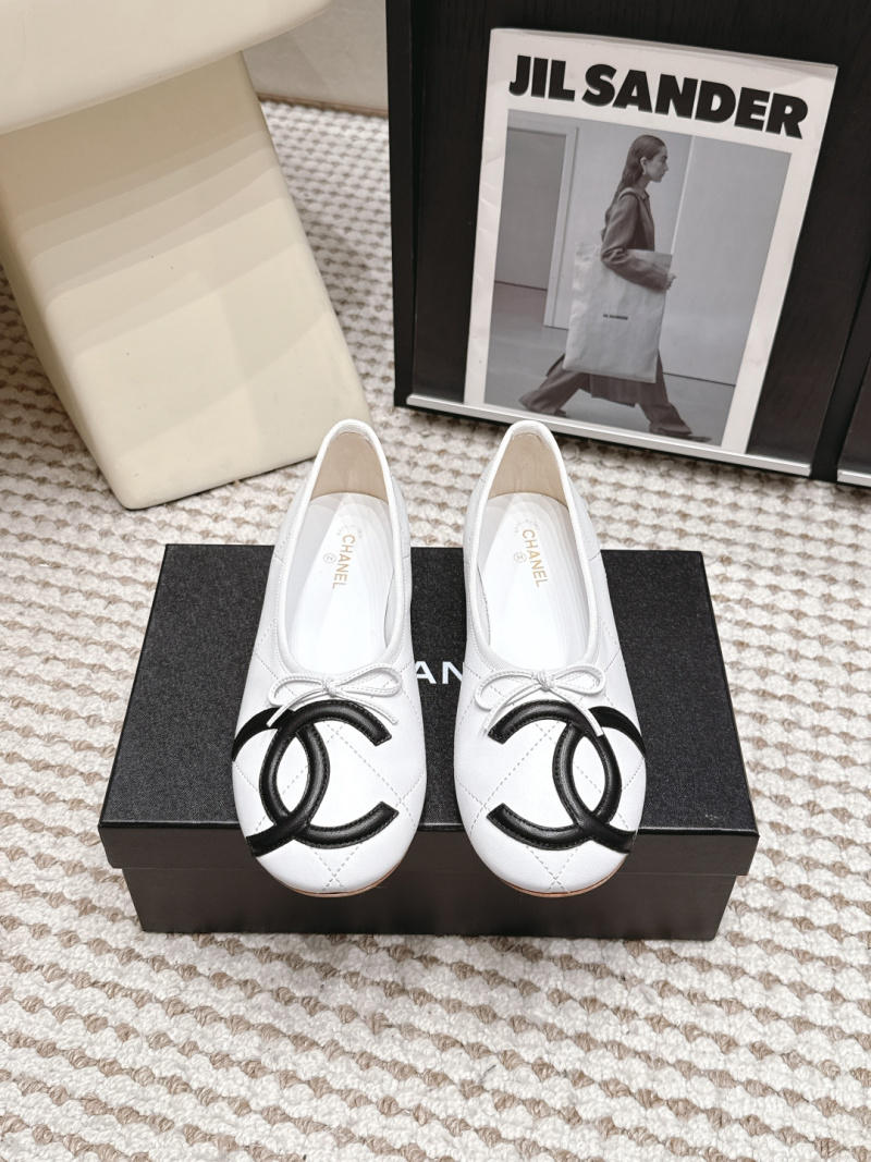 Белые балетки с эмблемой Chanel