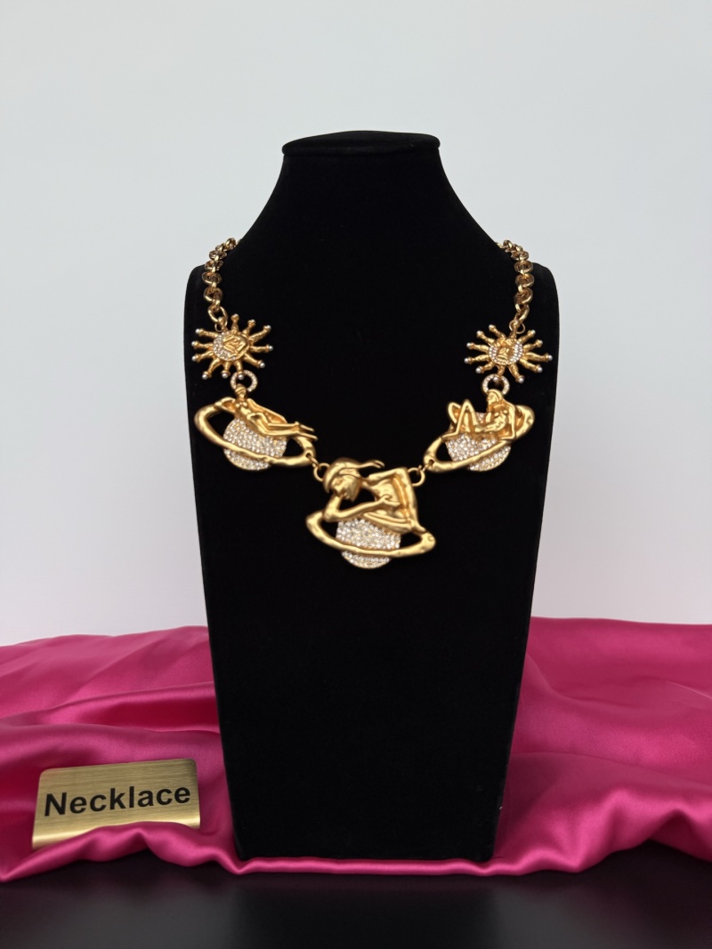 Золотистое колье с кристаллами и декоративными элементами Schiaparelli