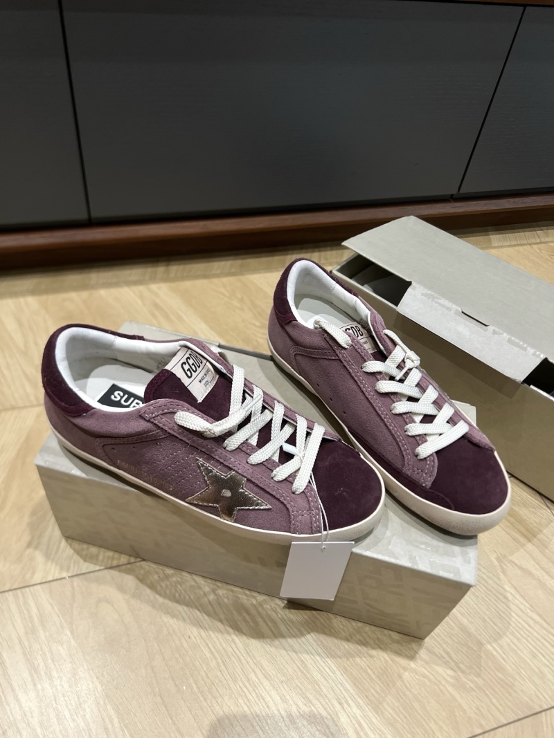 Кроссовки женские из замши с декоративной звездой Golden Goose