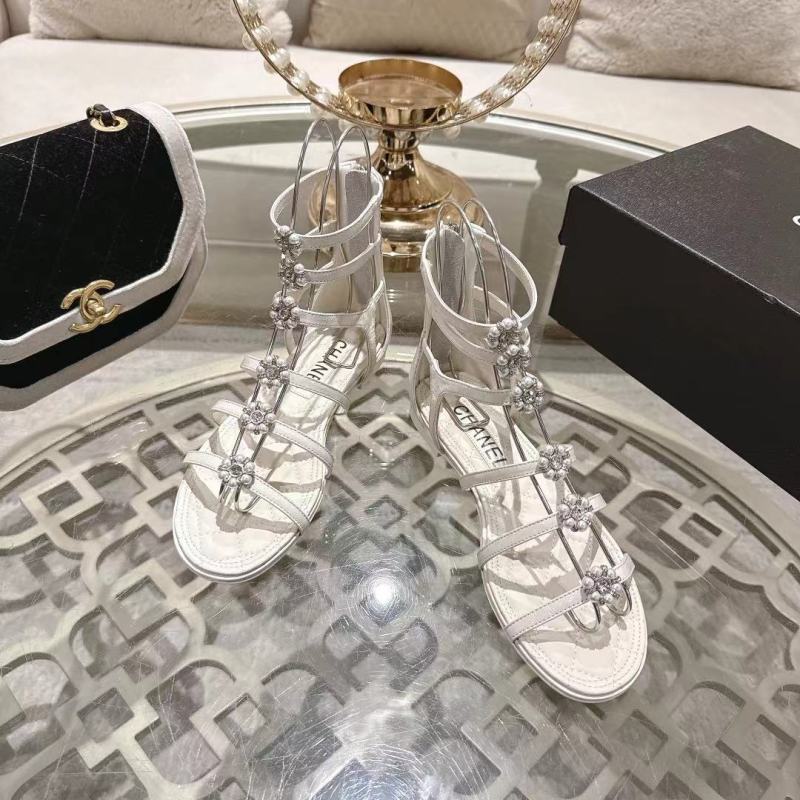 Женские белые босоножки со стразами и жемчугом на плоской подошве Chanel