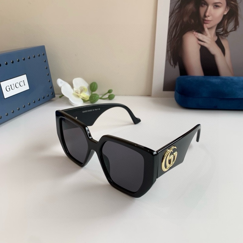 Солнцезащитные очки Gucci черные квадратные