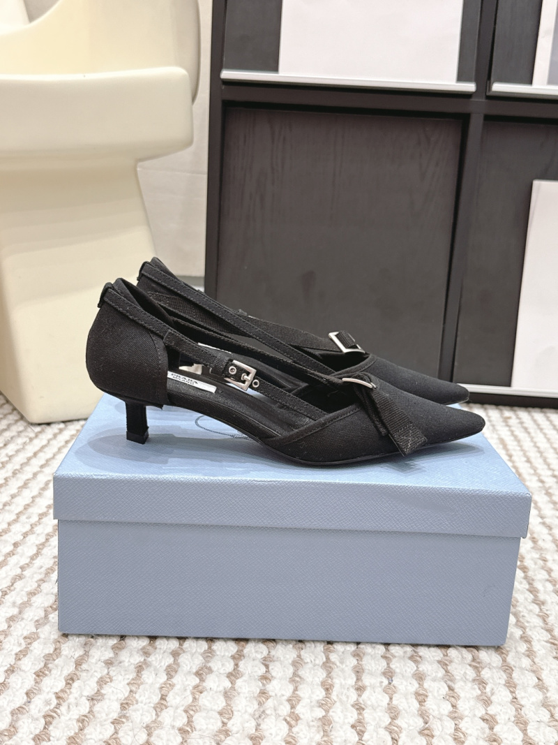Женские черные туфли на каблуке с пряжкой Prada