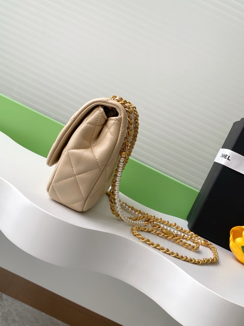Женская сумка бежевая с жемчугом Chanel