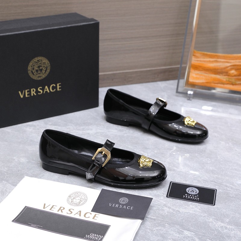 Черные лаковые туфли с декором Медузы Versace