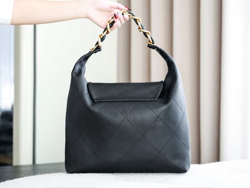 Стильная черная сумка Hobo с золотистыми элементами Chanel