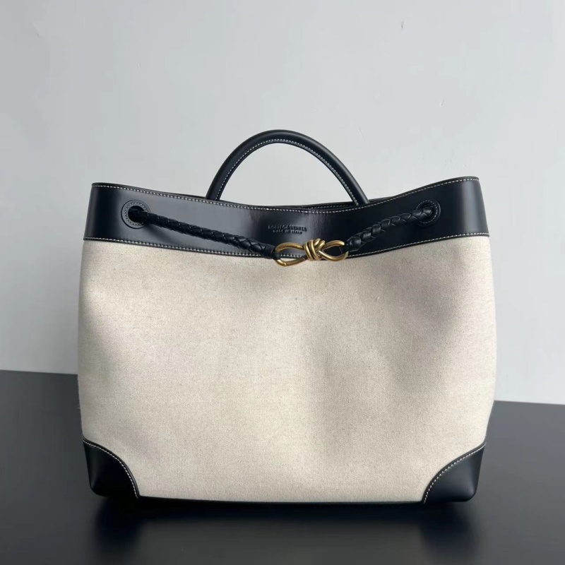 Сумка Bottega Veneta Andamo с плетеным ремешком