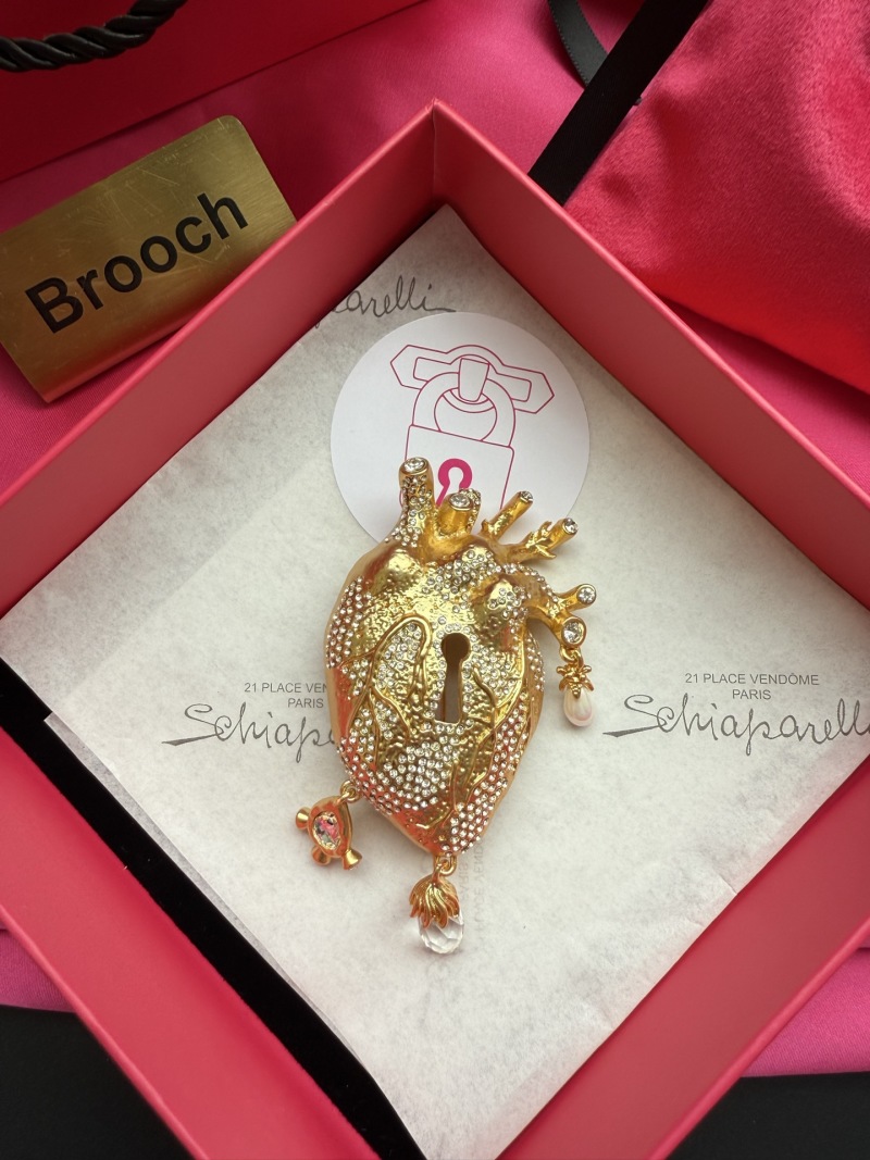 Брошь Schiaparelli в форме сердца с ключом