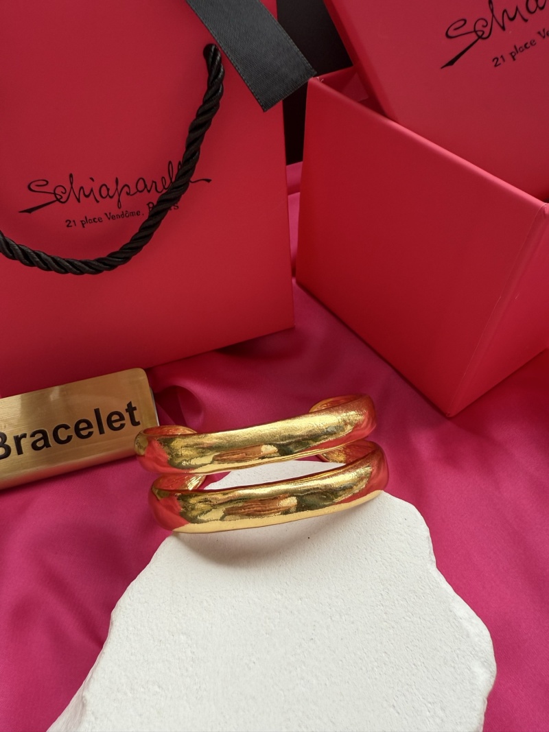 Золотистый браслет Schiaparelli