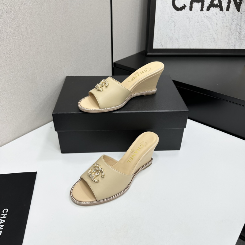 Женские бежевые шлепанцы на тракторной подошве Chanel