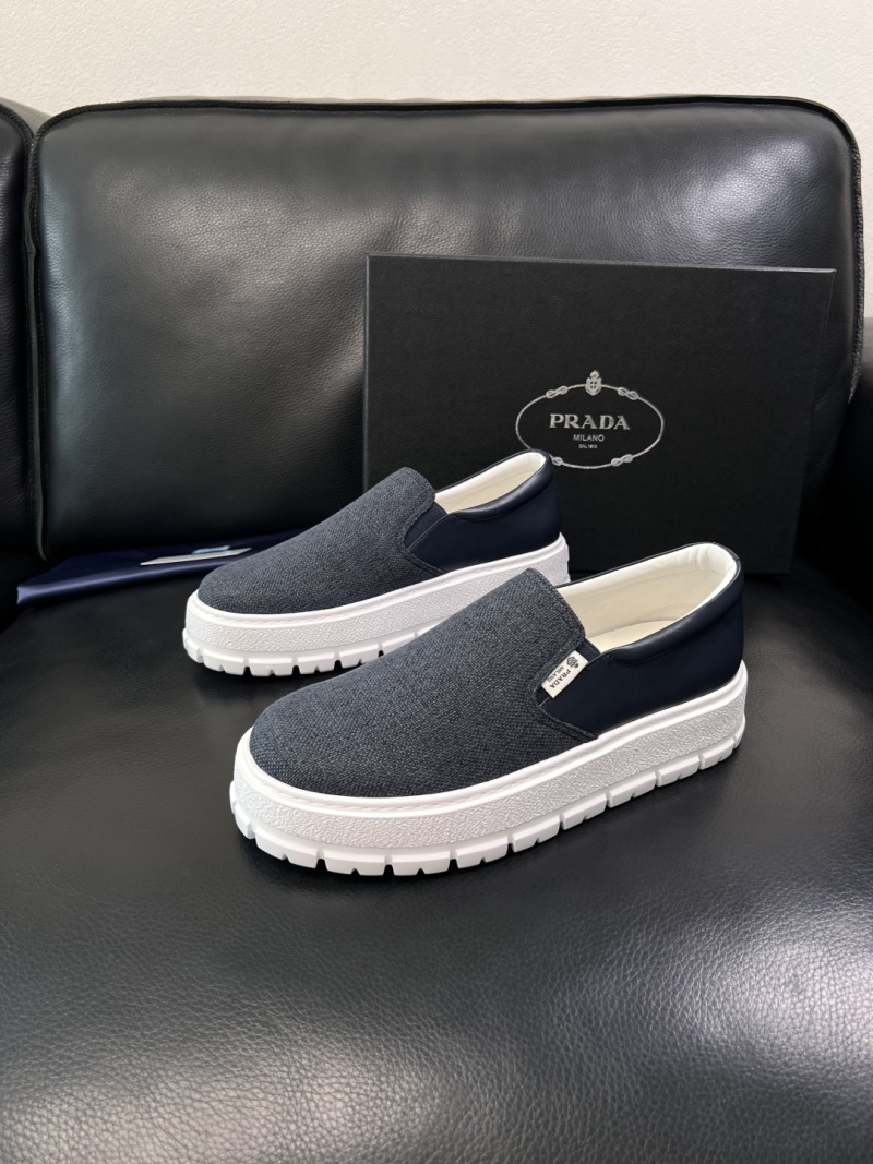 Мужские слипоны Prada с кожаной вставкой и белой подошвой