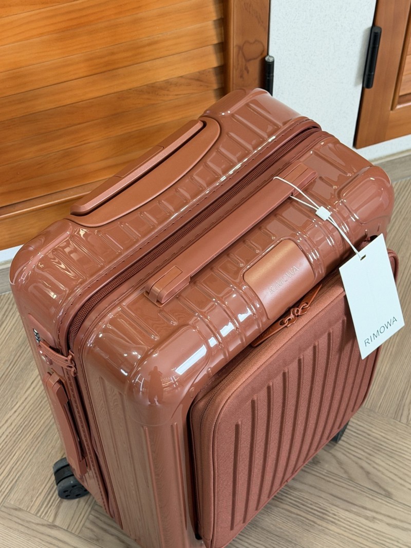 Дорожный чемодан с внешним карманом Rimowa