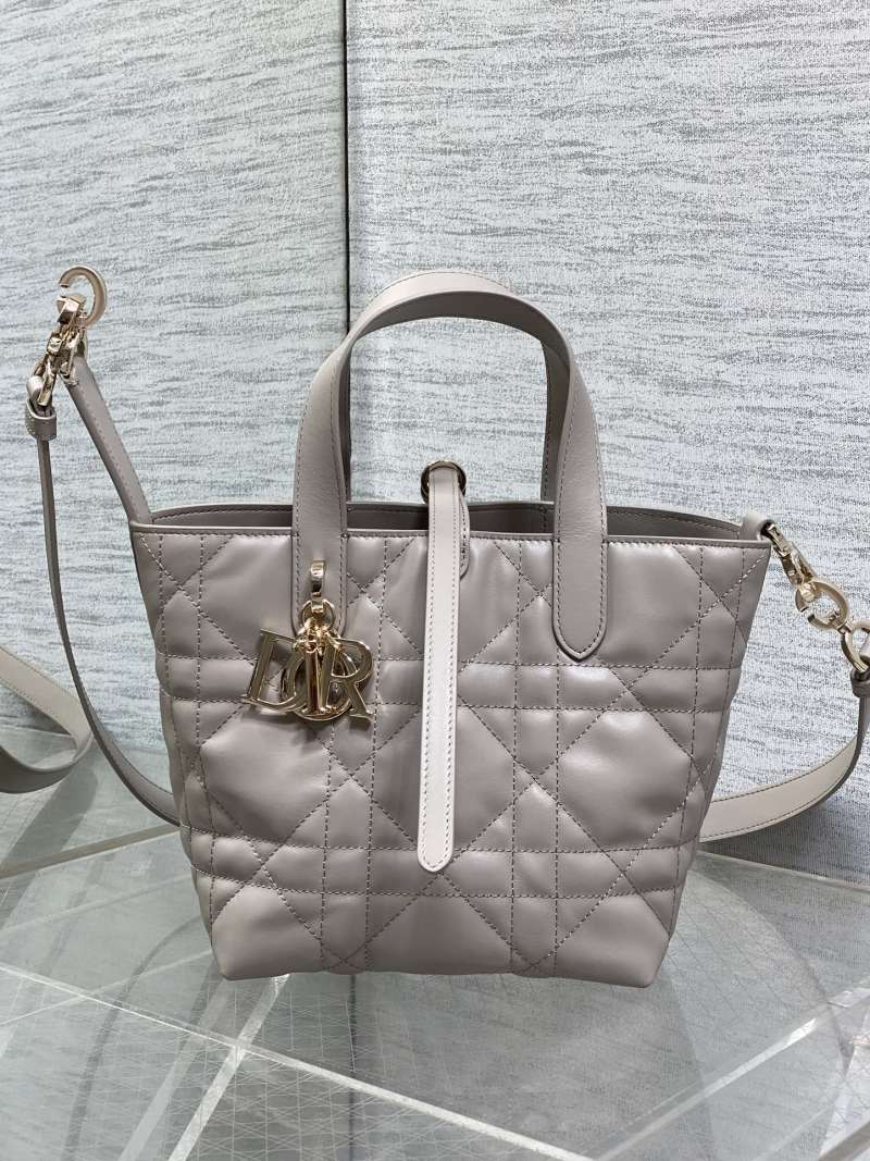 Сумка Dior с квилтингом и золотой фурнитурой