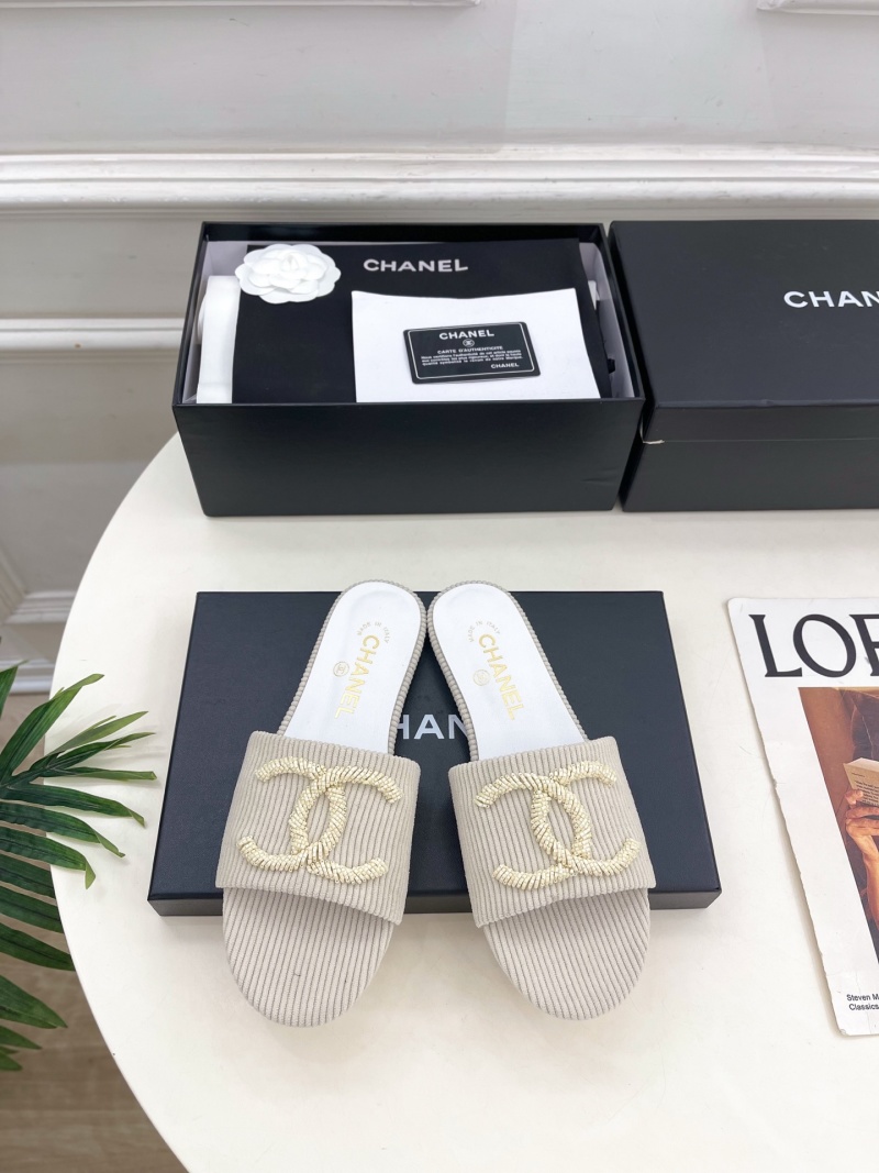 Тапочки женские сабо с декором бежевые Chanel