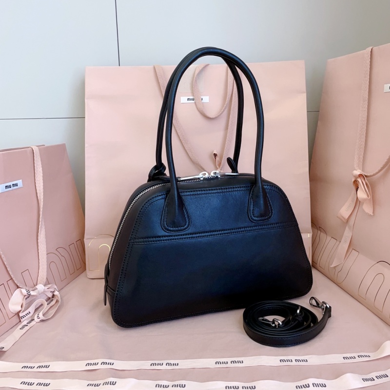 Чёрная сумка Miu Miu с логотипом