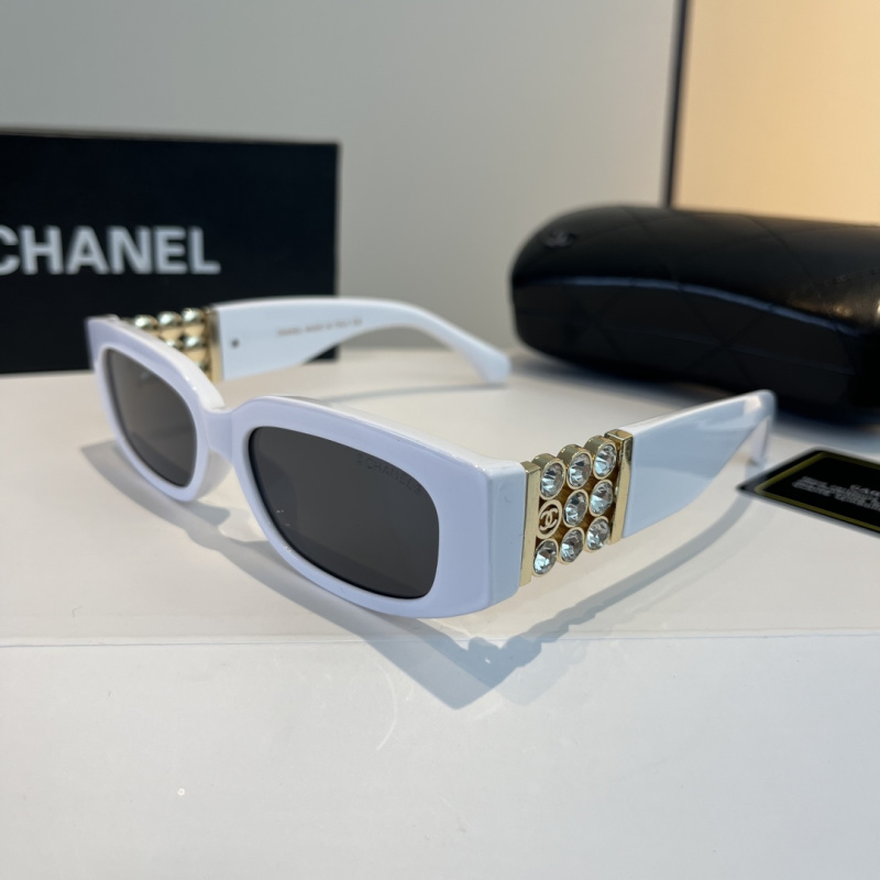 Солнцезащитные очки Chanel белые