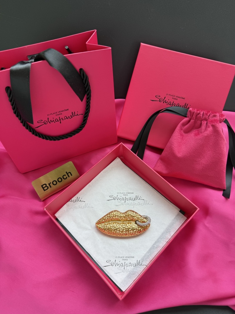 Брошь в виде губ Schiaparelli