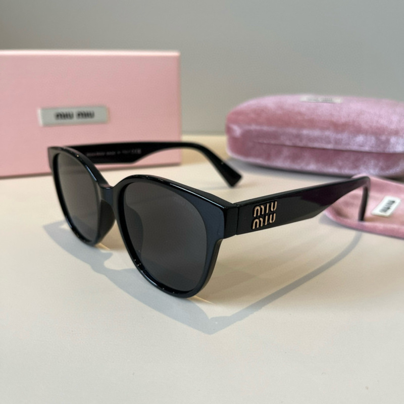Солнцезащитные очки Miu Miu модель SMUO7S