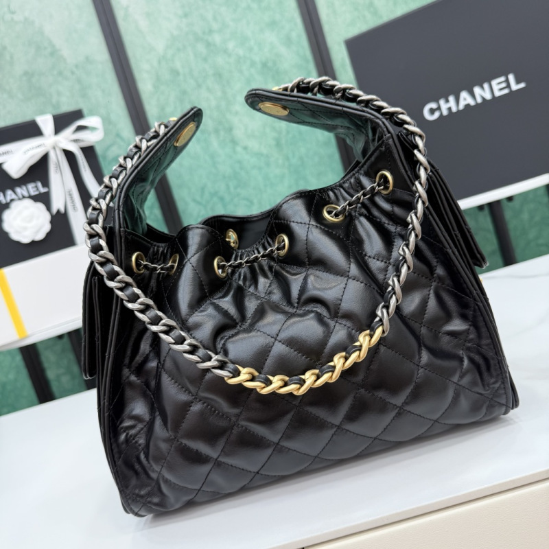 Черная кожаная сумка-хобо с золотой фурнитурой Chanel